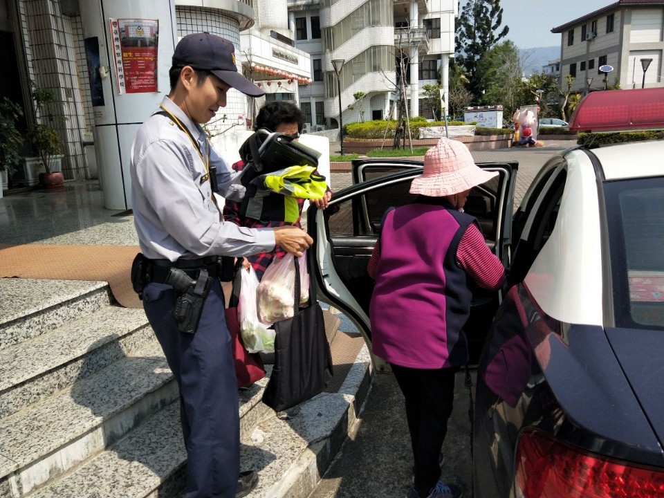 8旬老嫗錯過公車難返家　美濃警溫馨護送。(記者張文晃翻攝)